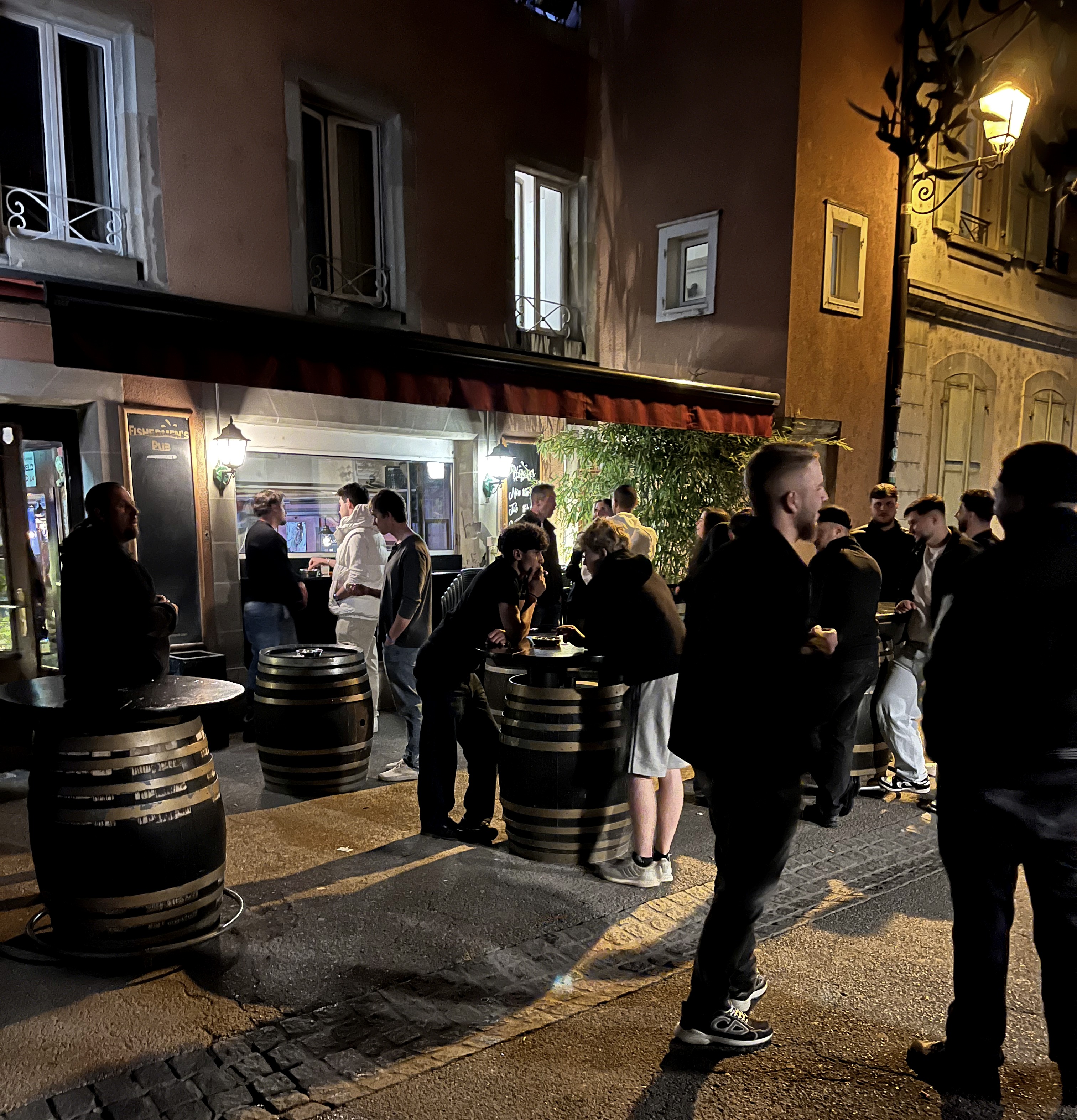 Groupe d'amis attablés dans une ambiance chaleureuse