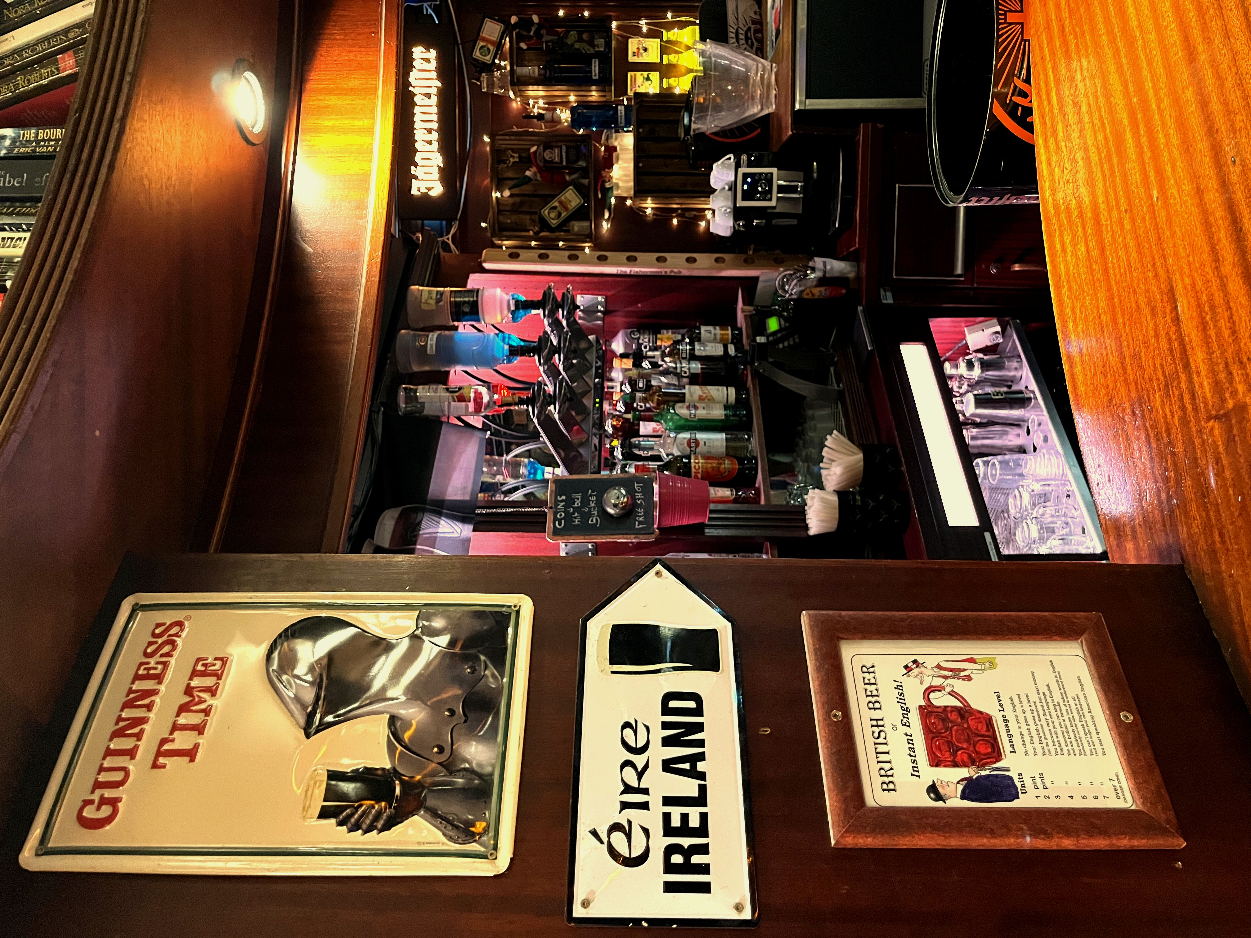 Grande tablée animée dans la salle du pub