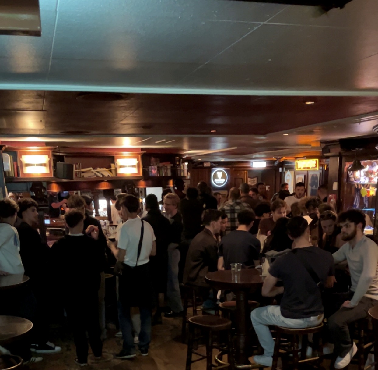 Toast convivial autour d'une bière au pub