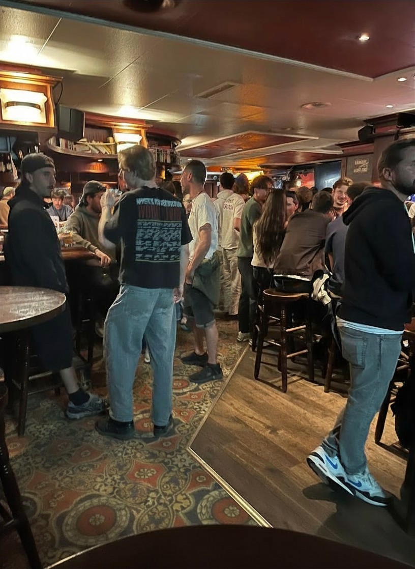 Groupe célébrant et portant un toast ensemble